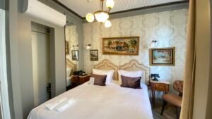 beyoglu hotels, beyoğlu design hotel, istanbul small hotels, modern otel, küçük otel, butik otel, faik pasha apartments, galata hotels, cihangir hotels, çukurcuma hotels, karaköy hotels, aile oteli, uzun süreli konaklama, oda tipleri, sanat oteli, 2025, rezervasyon, promosyon, mahalle rehberi