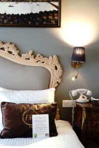 2025’in en kapsamlı Beyoğlu Hotels rehberi. Beyoğlu otelleri, butik ve design oteller, aile otelleri, lüks konaklama seçenekleri, Faik Pasha Apartments ve bölgedeki en iyi otel önerileri. Rezervasyon, oda tipleri, mahalle rehberi ve güncel fotoğraflar. Şimdi Beyoğlu’nda unutulmaz bir konaklama için rezervasyon yapın.